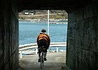 車が入れない道を下り 麻生の浦大橋の下をくぐります。実はこの先に 阿児磯部鳥羽線が続いているのです。