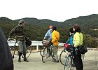 堅子から的矢への海岸沿いルート、一応は 鳥羽磯部線なのですが、背後の山腹にパールロードが見えます。