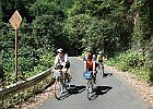 室生ダム湖畔を行きます (photo : 輪童さん)