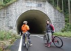 高野小森川トンネル、殆ど車は通りませんので、間引き照明に。（Photo : てっちゃん）