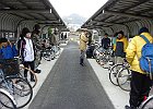 柏原市役所前に集合しますが、非情の雨が