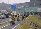 車から見ると「異様」な集団です