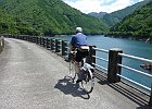 サンギリ林道は坂本ダム天端道路を渡ります