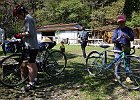 村内サイクB班(6名)が出発準備中