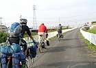 大阪組は八木から飛鳥川沿いの自転車道を行きます。 photo : なべちゃん