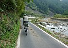 ダム上流、八千俣川沿いの 一志美杉線を行きます