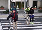 注 スカートの女性は他所の人です