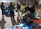 組み立て式オーブンでピザを焼く