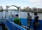 落合上渡船、向こうに見えるアーチは木津川水門