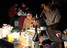 夕食のはじまり (Photo : 輪童さん）