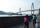 今渡ってきた弓削大橋の下をくぐります。