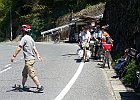 高見登山口バス停にて小休止