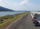 肝属川沿いを行きます。